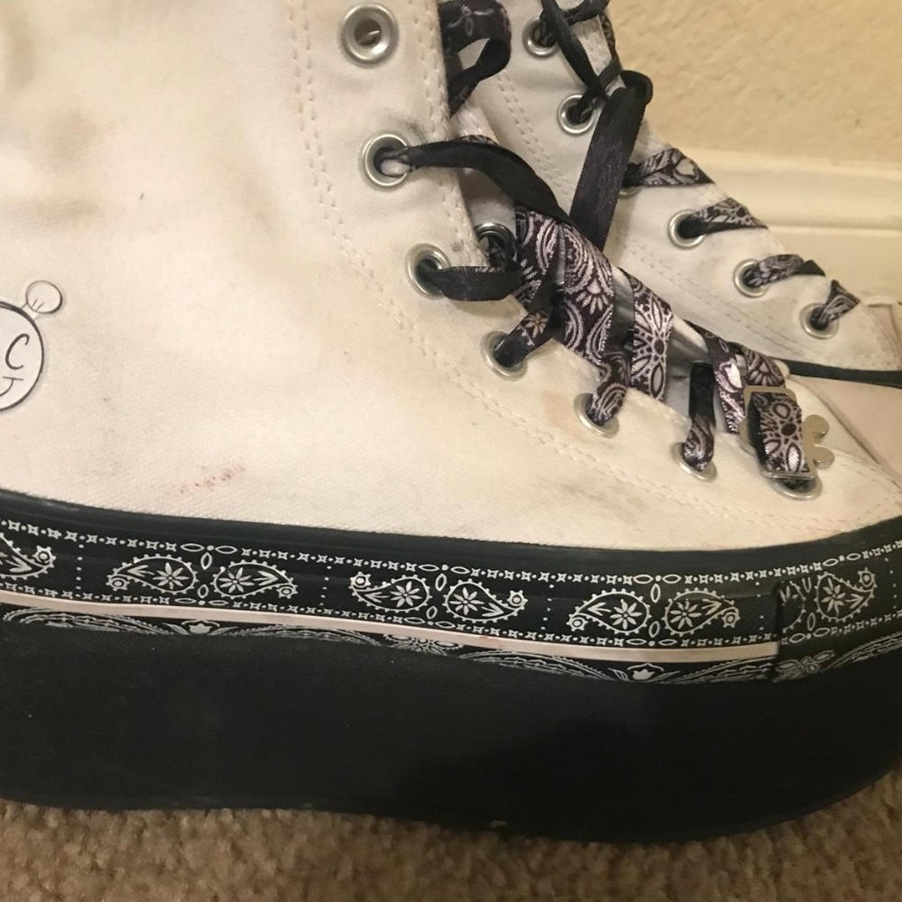 Miley Cyrus Converse All Stars